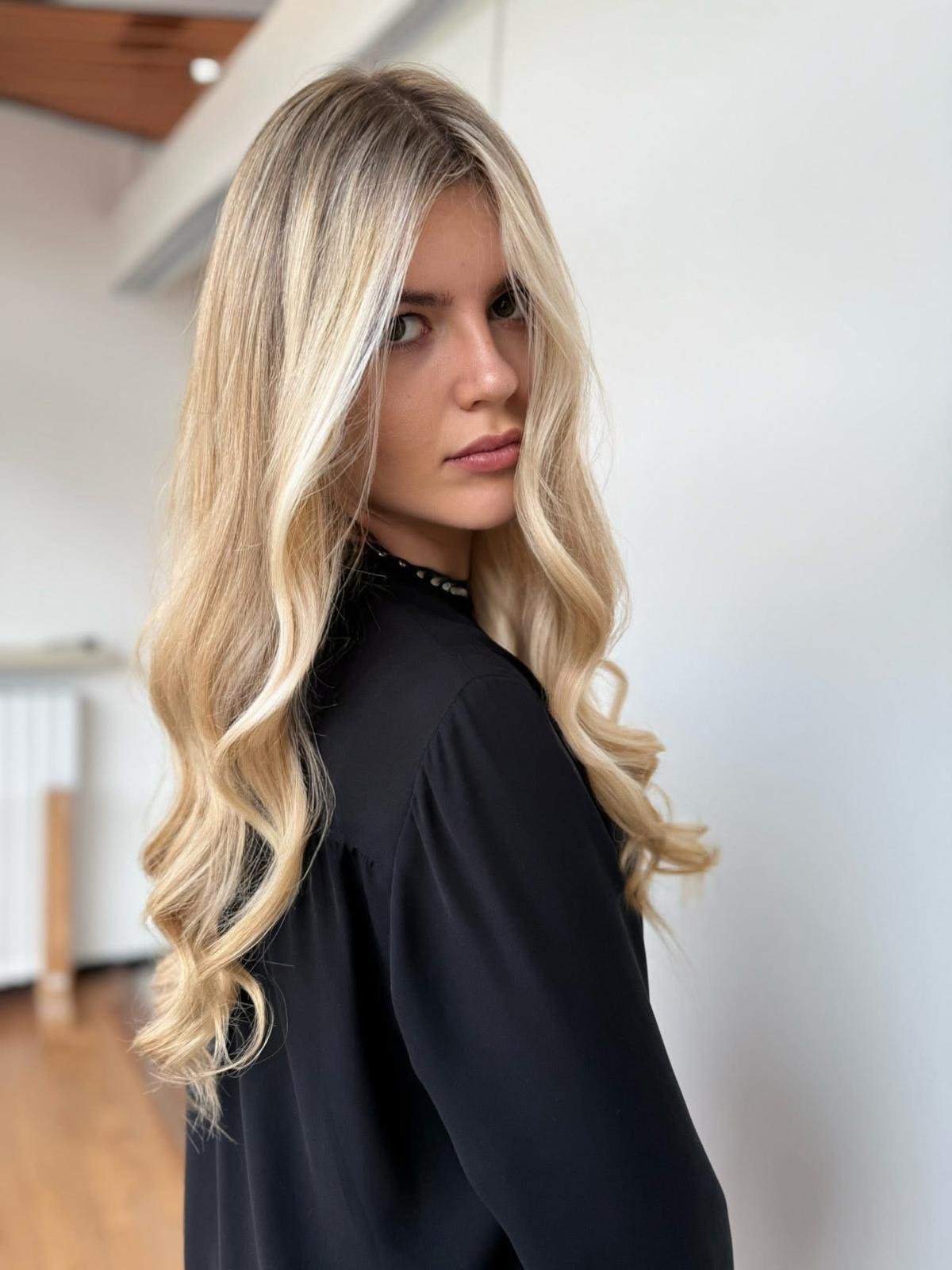 Capelli biondi lunghi con piega morbida