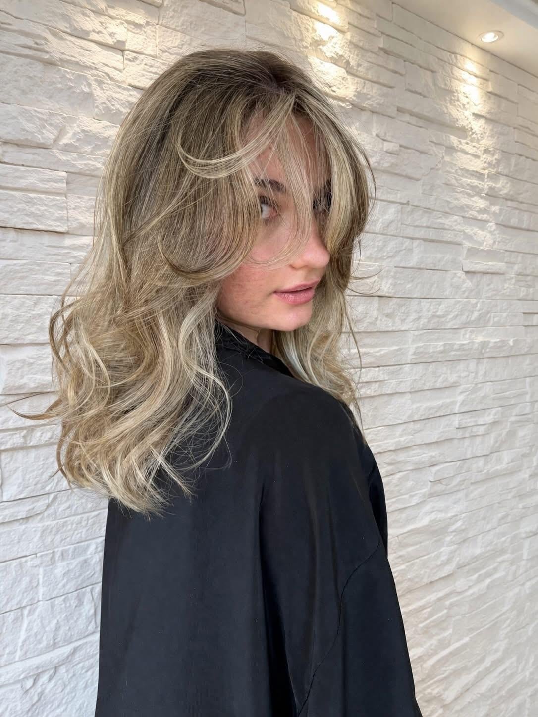 Schiaritura biondo freddo su capelli medi