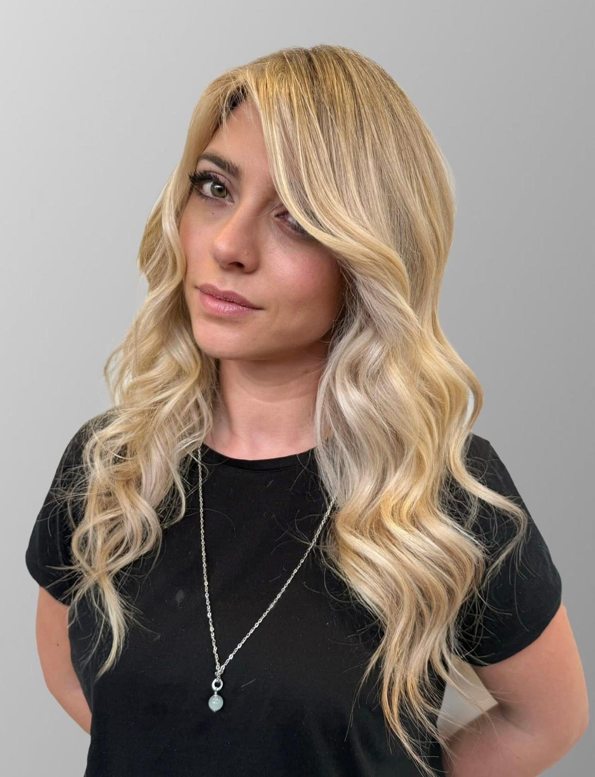 Capelli biondi luminosi realizzati da Color Suite
